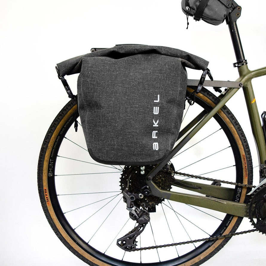 borse-per-bici-da-corsa-498kch-1.jpg Arkel Orca 2 Sacoches vélo bikepacking étanche pour porte bagage Grigio / 25 L - immagine 1