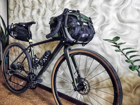 borse-per-bici-da-corsa-550lzq-1.jpg Borsa da manubrio per bicicletta/Borsa per bici Regalo per ciclismo Attrezzatura Accessori da viaggio. Borsa Gravel impermeabile Borsa da ciclismo Accessori per bicicletta. Etsy Italia - immagine 1