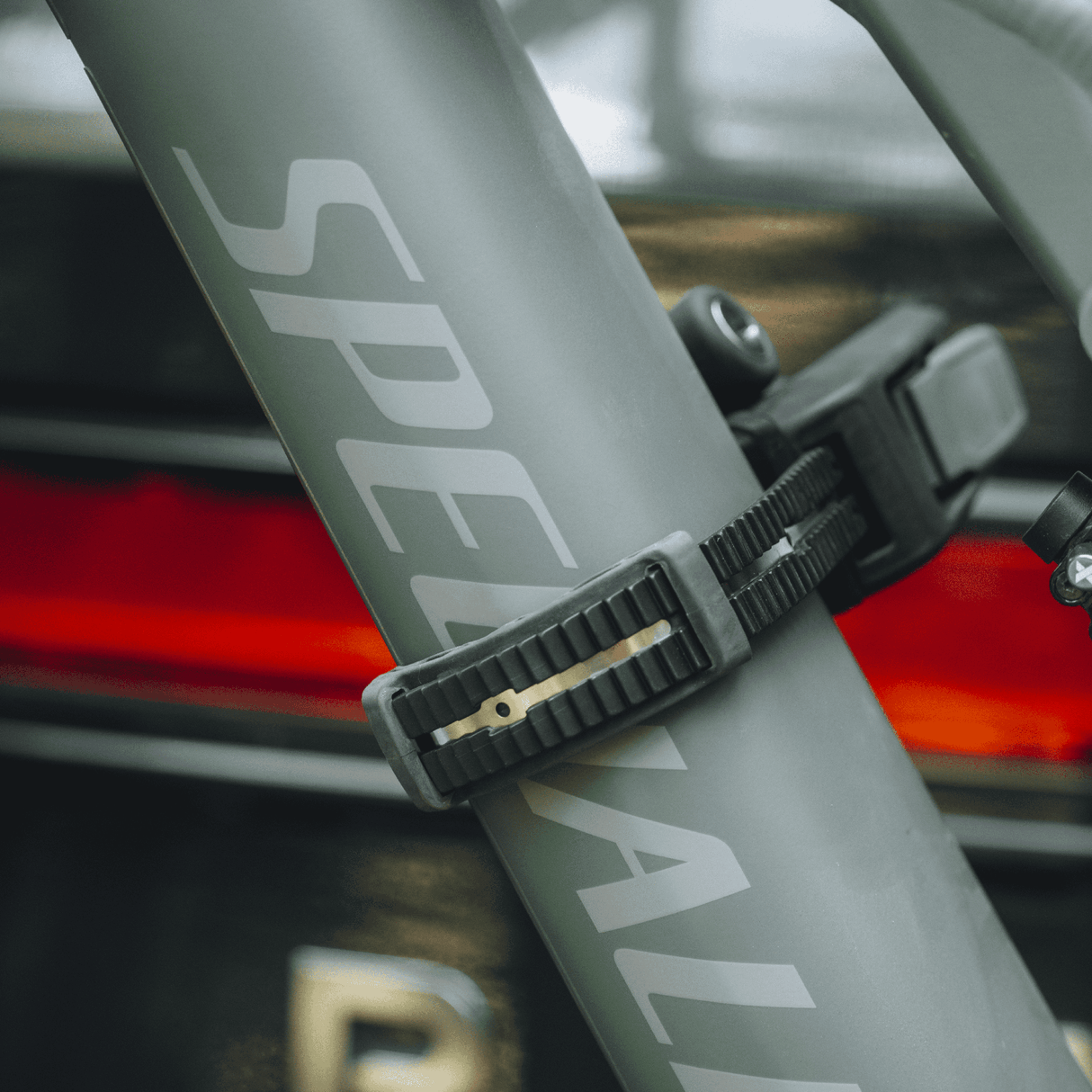 porta-bici-gancio-traino-thule-004uwm.png Portabici da installare sul gancio di traino Thule Epos ParkSecure 69cm Nero - immagine 1