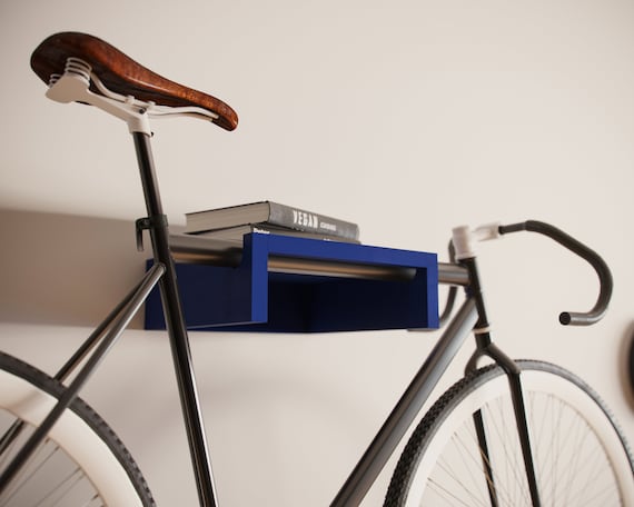 portabici-da-parete-078eoz-1.jpg Supporto da parete per bici in legno / Portabici da parete blu / Portabici in legno / Deposito per bici al coperto Etsy Italia - immagine 1