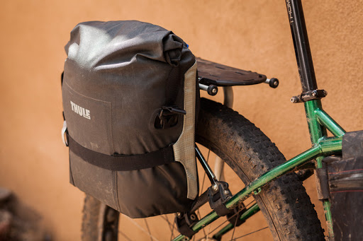 portapacchi-thule-bici-826amd-1.jpg Thule Portapacchi Pack 'n Pedal Tour Rack Ciclocentrico Bici da cicloturismo, abbigliamento cicloturismo, vendita bici gravel, vendita bici da ciclo turismo, attrezzatura per bikepacking, abbigliamento per cicloturismo, abbigliamento bici gravel, - immagine 1