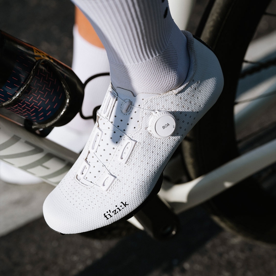 scarpe-ciclismo-fizik-128kdd-1.jpg Fizik Tempo Decos Carbon Scarpe per bici da corsa Wide bianco/nero | BIKE24 - immagine 1