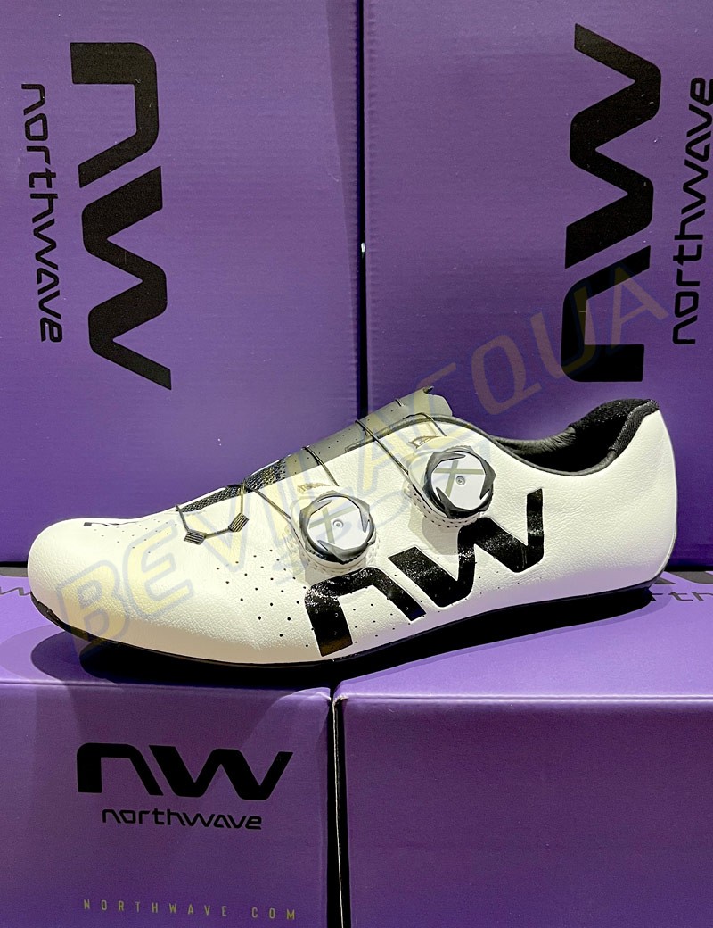 scarpe-northwave-strada-934qwx-1.jpg NORTHWAVE: Scarpe Veloce Extreme bianco/nero - immagine 1